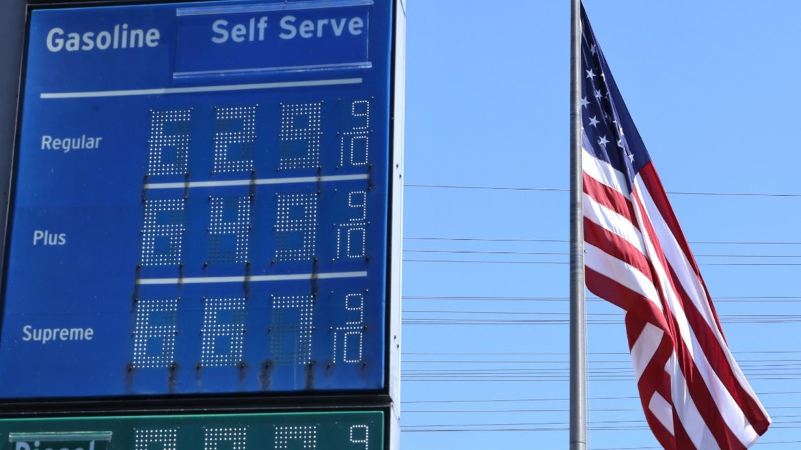 U.S. Oil Output Rises But Gas Prices Stay High Due to Global Market Dependence and Refinery Mismatch