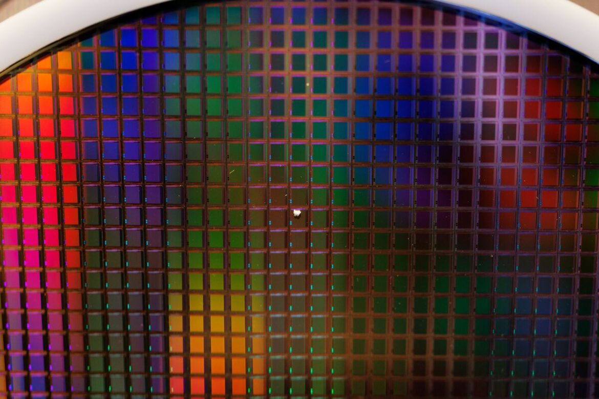 Kospi Index Surges Record 17.9% as Samsung and SK Hynix Shares Skyrocket