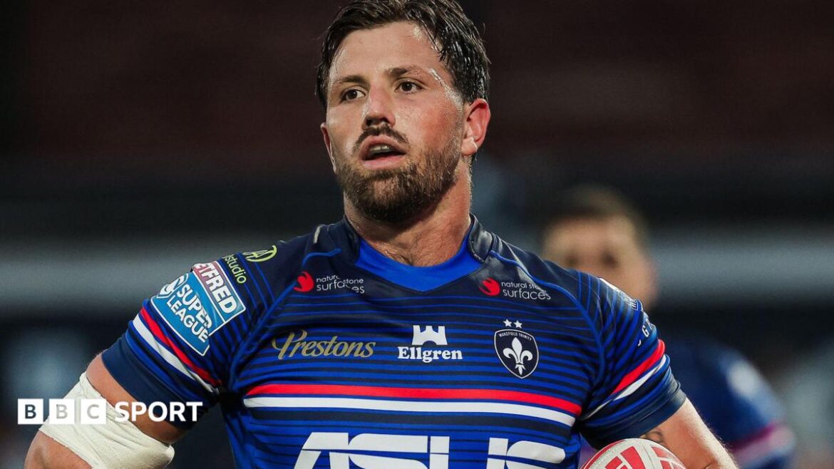 Tyson Smoothy in action for Wakefield with the ball under his left arm