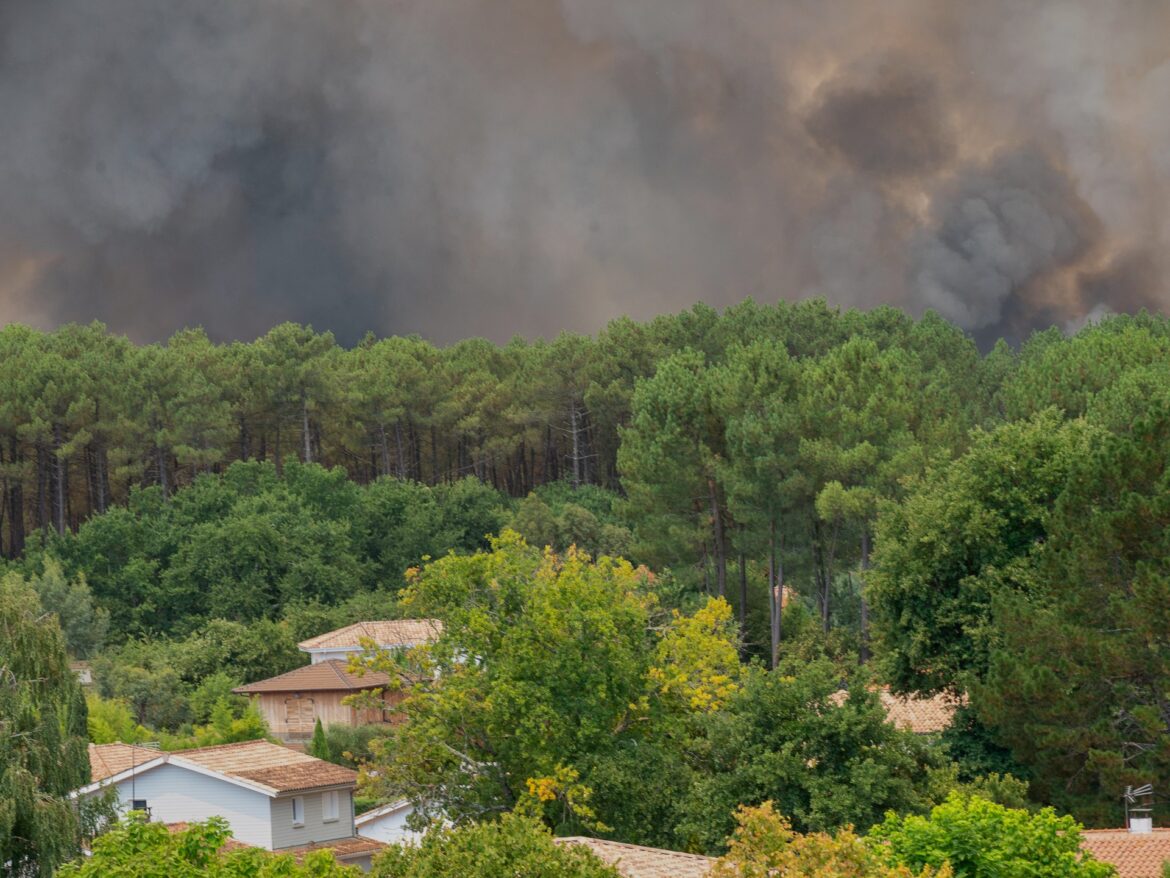 France wildfires force evacuation of over 20,000 people from tourist town