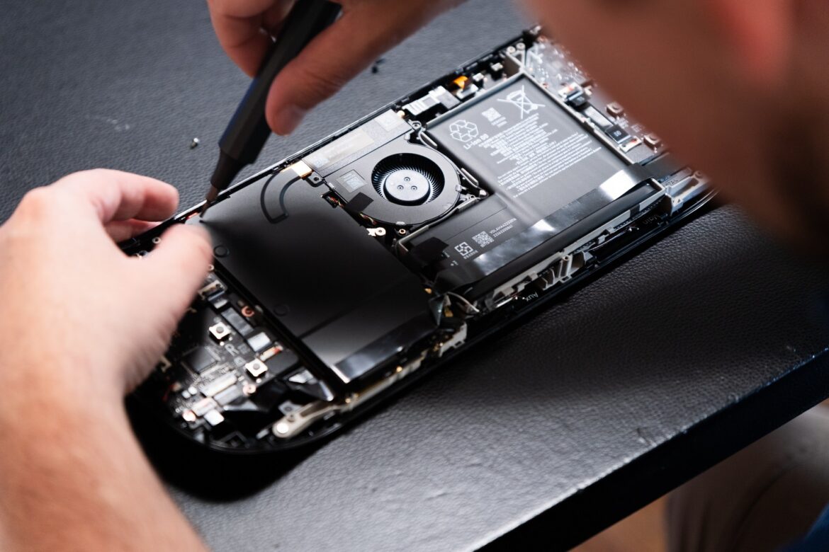 Valve and iFixit Resolve Battery Shortage for Steam Deck LCD