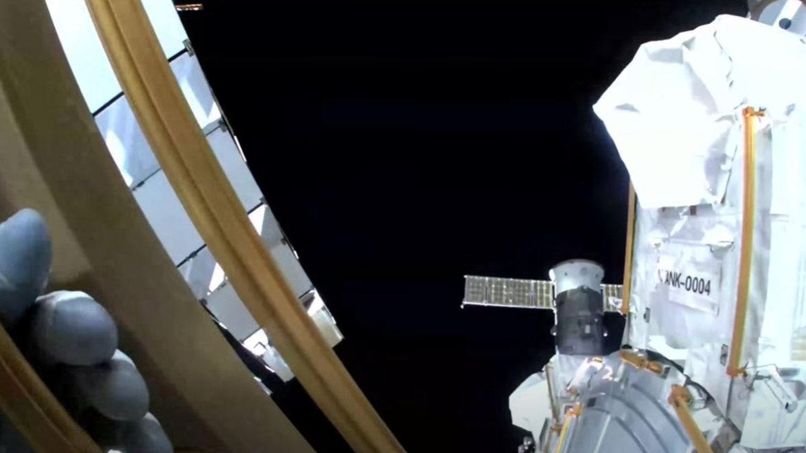 NASA and ESA Astronauts Remove Faulty ISS Antenna Amid Spacewalk Hurdles