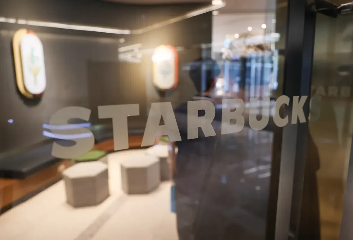 Policia surcoreana registra oficinas de Starbucks por el anuncio del Día del Tanque