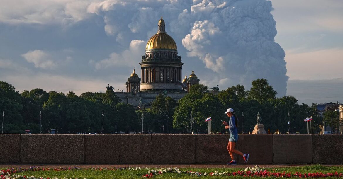 Rookwolken boven een magazijn van Wildberries in Sint-Petersburg op 24 juli