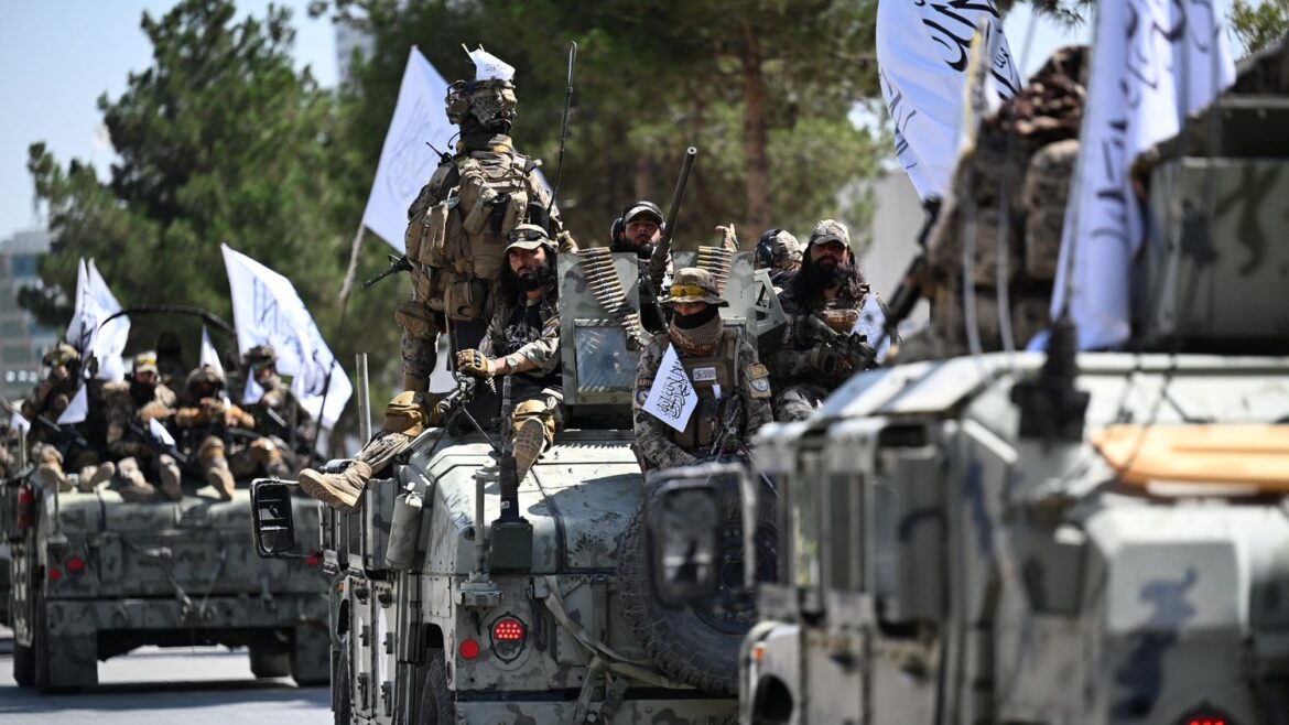 Un convoi des talibans célébrant le cinquième anniversaire de leur retour au pouvoir, à Kaboul, en Afghanistan, le 15 août