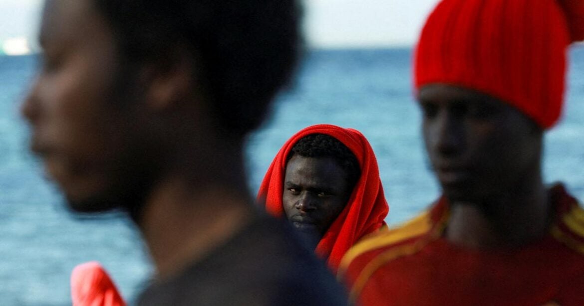 Des migrants sur une plage, à la suite de passages massifs du Maroc vers le territoire espagnol, à Ceuta, Espagne, le 3 août