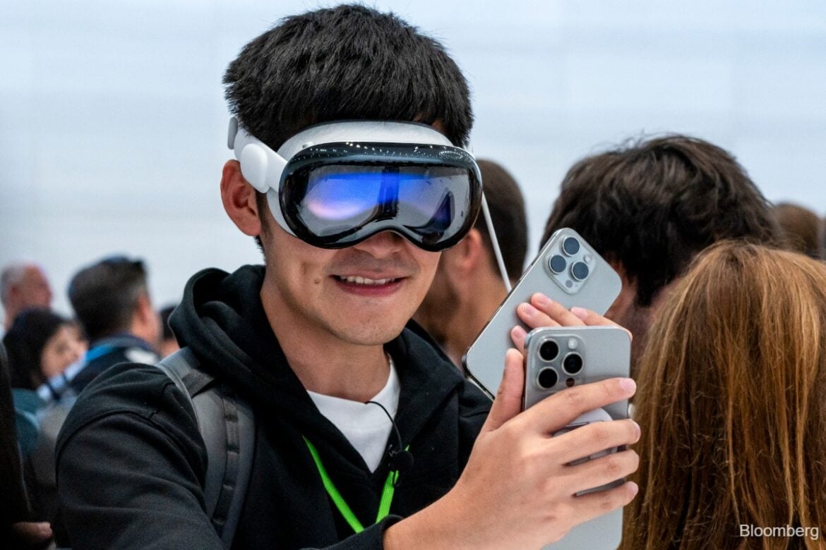 Apple cuts jobs in Siri, Vision Pro immersive video and gaming teams — Bloomberg