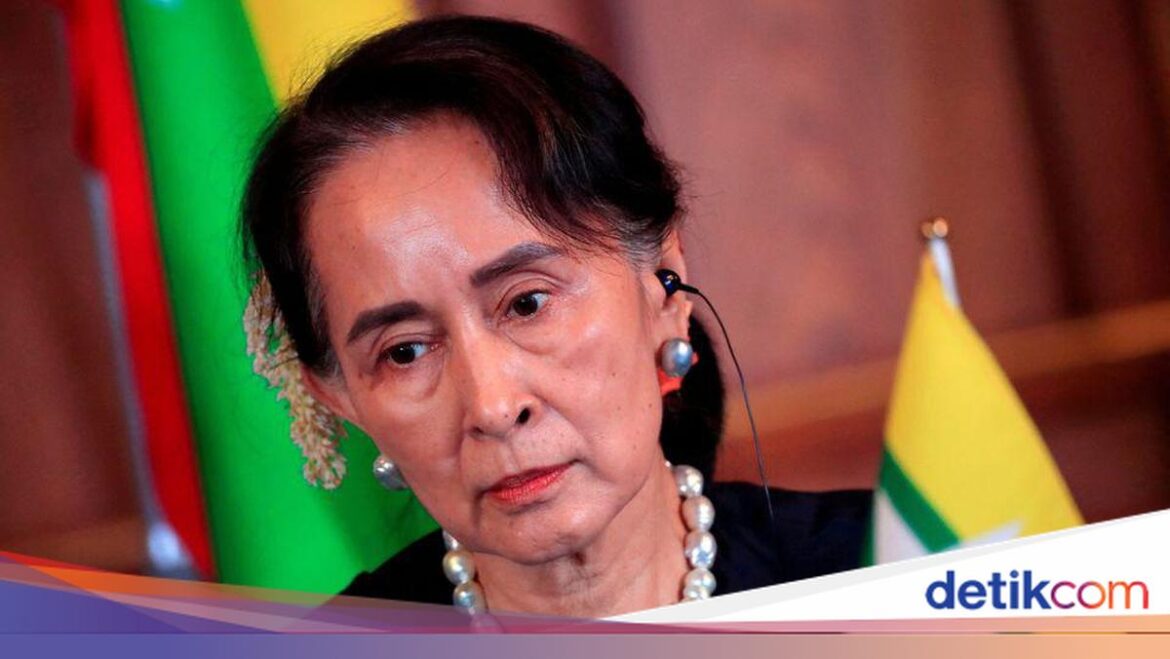 Aung San Suu Kyi Appears in Photo After Fears She Had Died in Custody