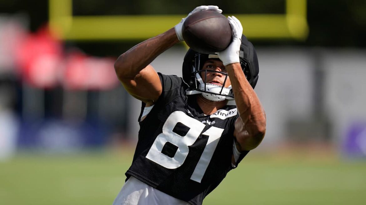 Higgins Suffers ACL Tear in Joint Practice