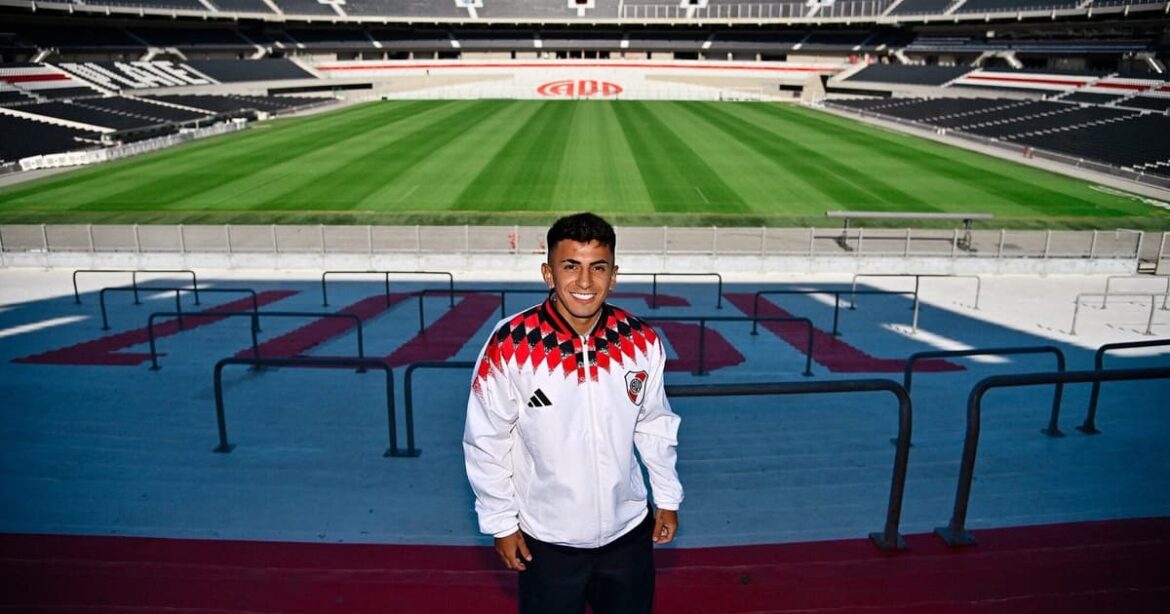 Ex-alvo do Flamengo, Thiago Almada foi anunciado pelo River Plate