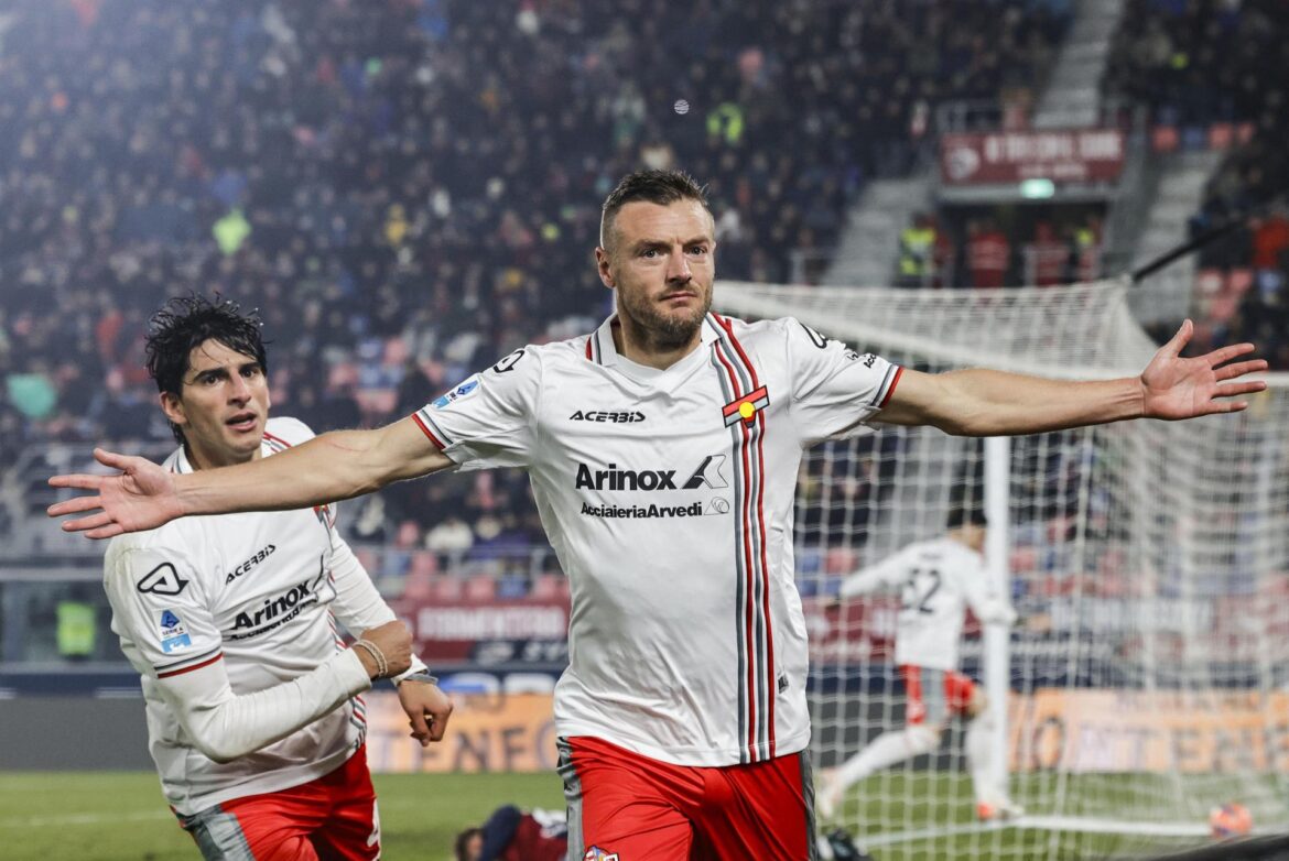 Jamie Vardy, del Cremonese, celebra tras anotar uno de sus goles en el partido disputado este lunes entre su equipo y el