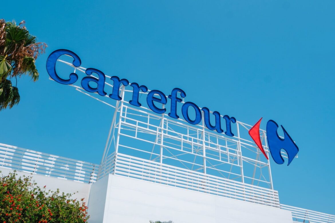Vous roulez en électrique ? Certains parkings Carrefour pourraient vous être interdits