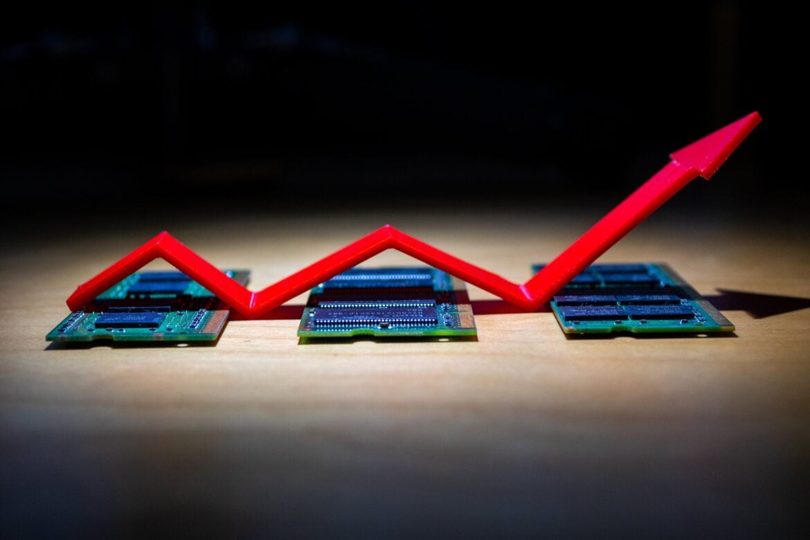 Micron and SanDisk Surge as Elon Musk Flags AI Memory Bottleneck
