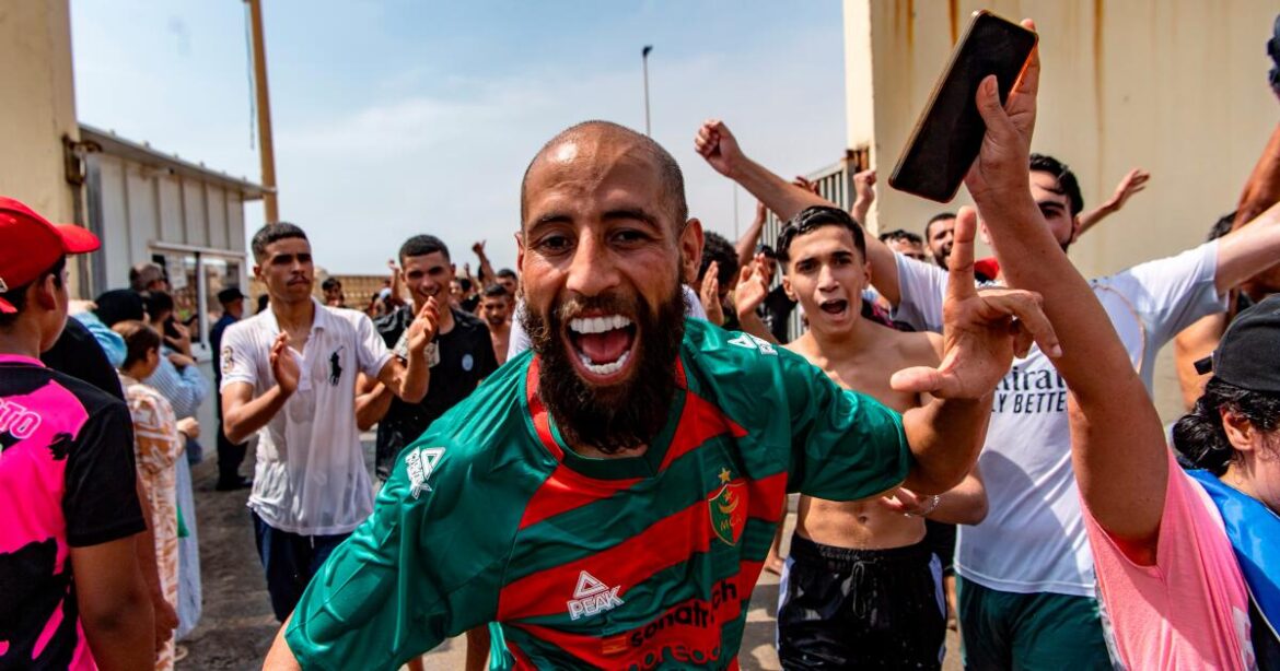 Inmigrantes cruzan desde Marruecos el jueves 30 de julio de 2026, en dirección al enclave español de Ceuta. (AP Foto/Antonio