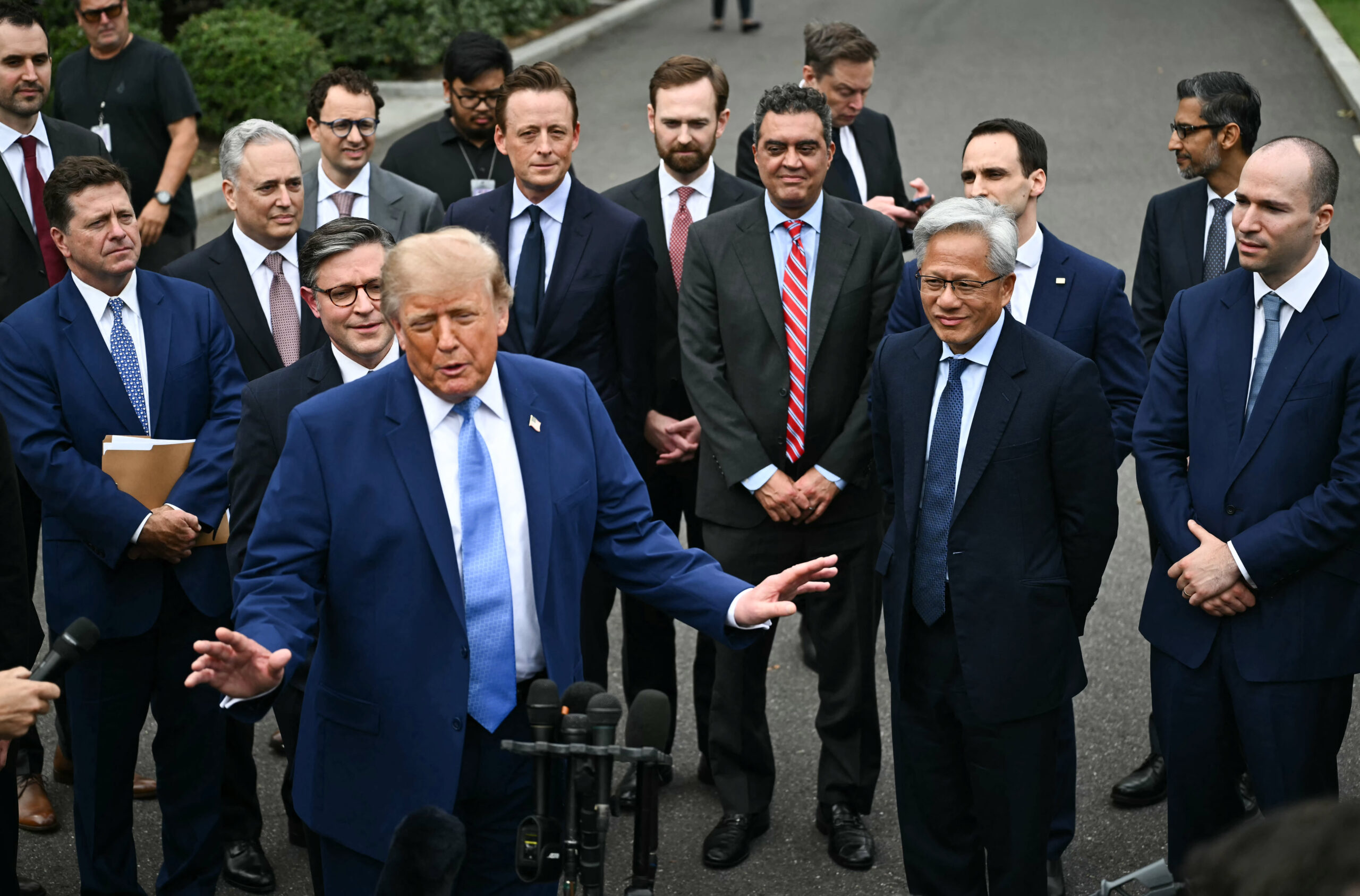 Trump and AI CEOs Sign Voluntary Accord on Super Intelligence