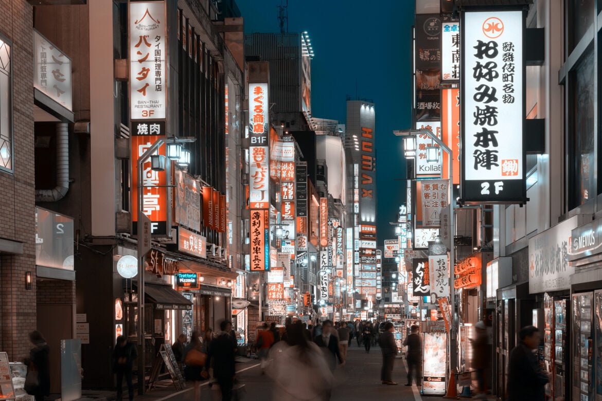 Japan Wages Surge 4.7% in July, Fastest Since 1997