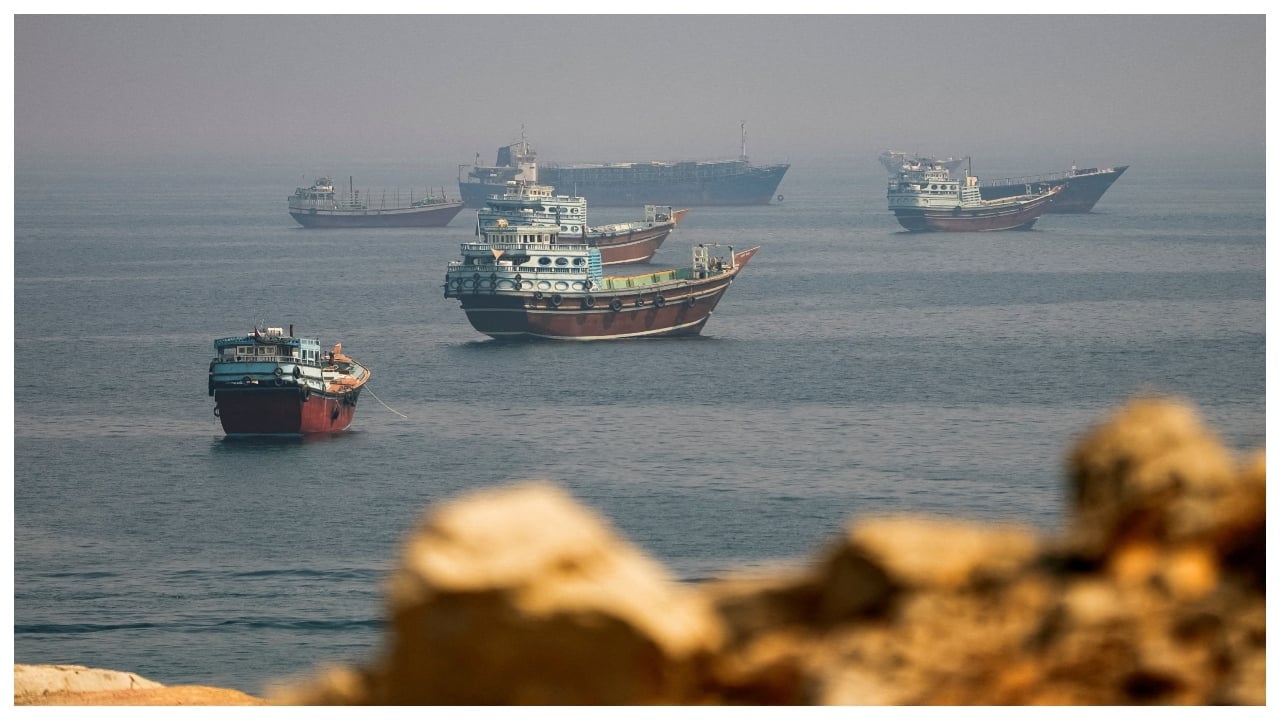 US Blockade Cuts Iranian Oil Exports as Strait of Hormuz Traffic Recovers