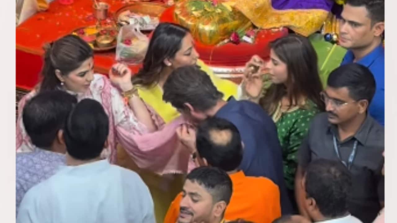 Shah Rukh Khan Wipes Sweat With Manager's Dupatta at Lalbaugcha Raja
