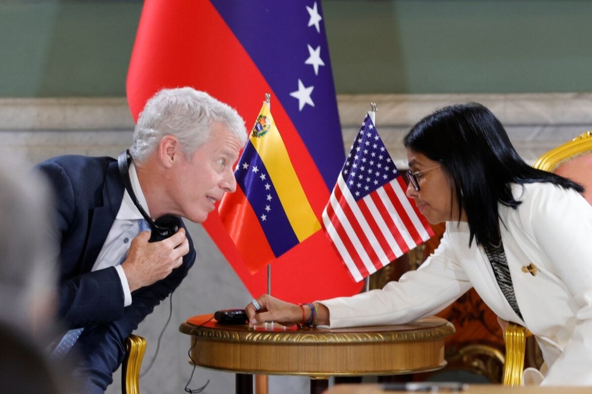 El secretario de Energía de Estados Unidos, Chris Wright (izquierda), se reúne con la presidenta interina de Venezuela