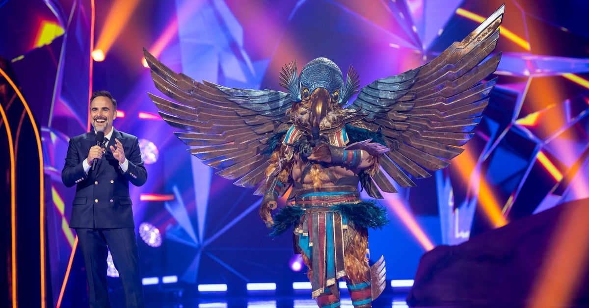 Veteran TVA Journalist Paul Larocque Surprises Judges on Chanteurs Masqués