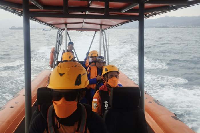 Indonesia ends search for 8 missing near Anak Krakatau volcano