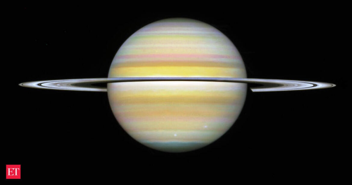 Astronomers Discover 10-Sided Atmospheric Wave at Saturn's South Pole