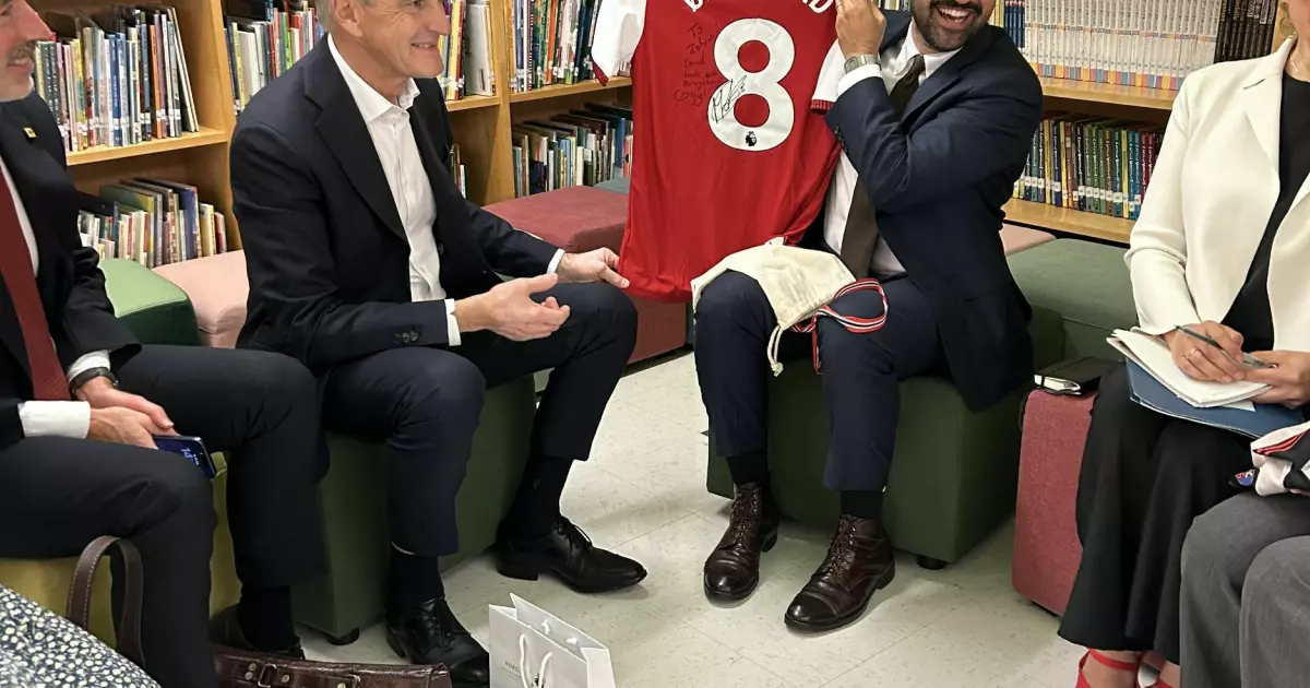 Støre overrakte en Arsenal-drakt med hilsen fra Martin Ødegaard
