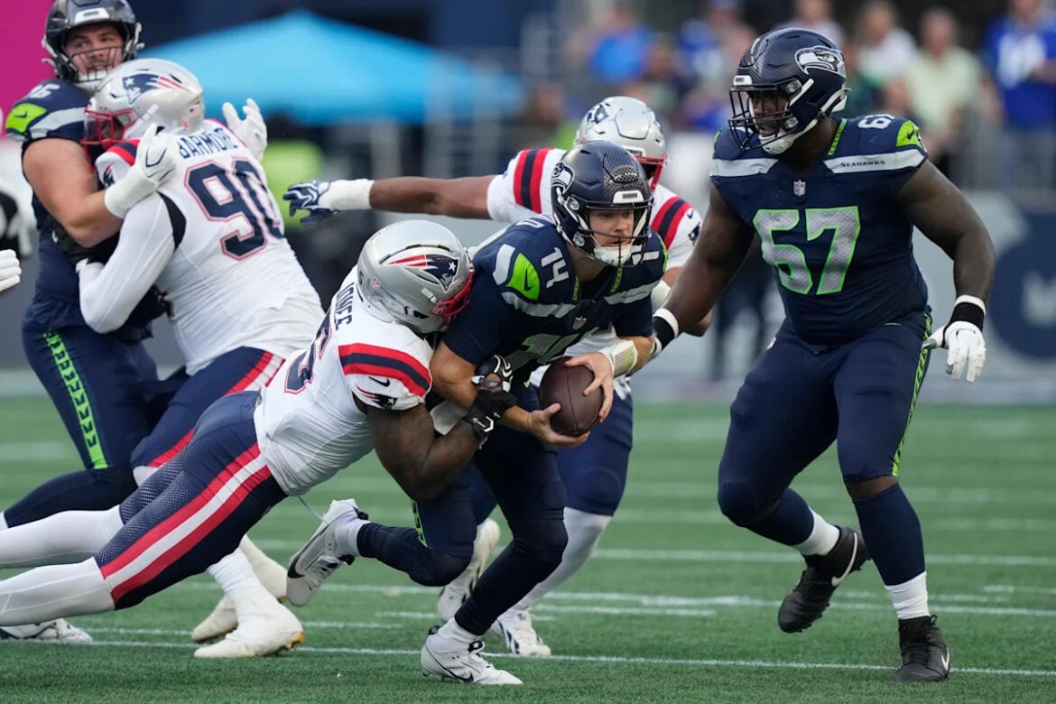 Sam Darnold Avoids Hip Fracture, Seahawks Await MRI Results