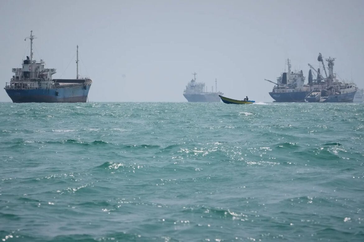 Iran Claims Hormuz Deal With Oman While Muscat Rejects Service Fees