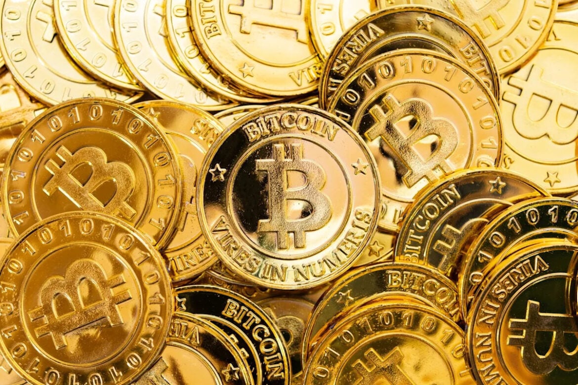 Bitcoin-Gold Correlation Hits 9-Year High as Ties to Nasdaq Decline