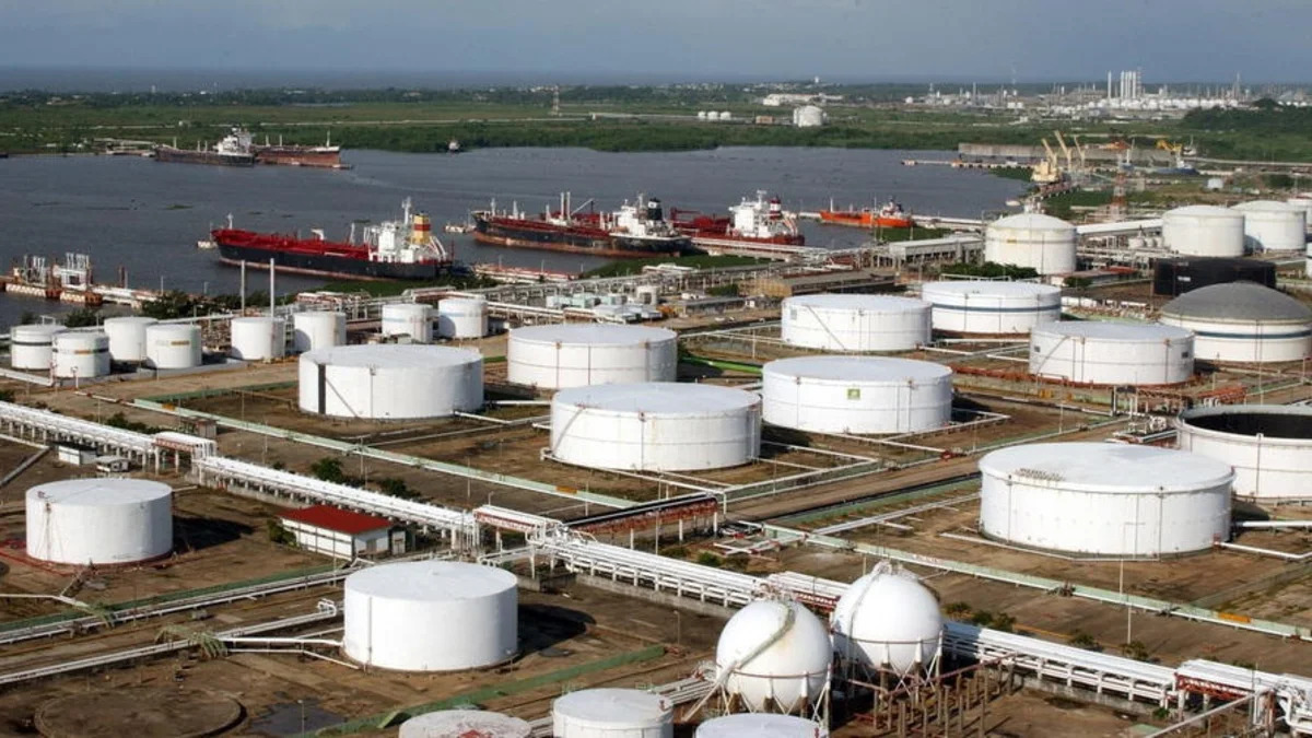 Standard Chartered Hikes Long-Term Oil Price Forecasts Despite Export Rebound