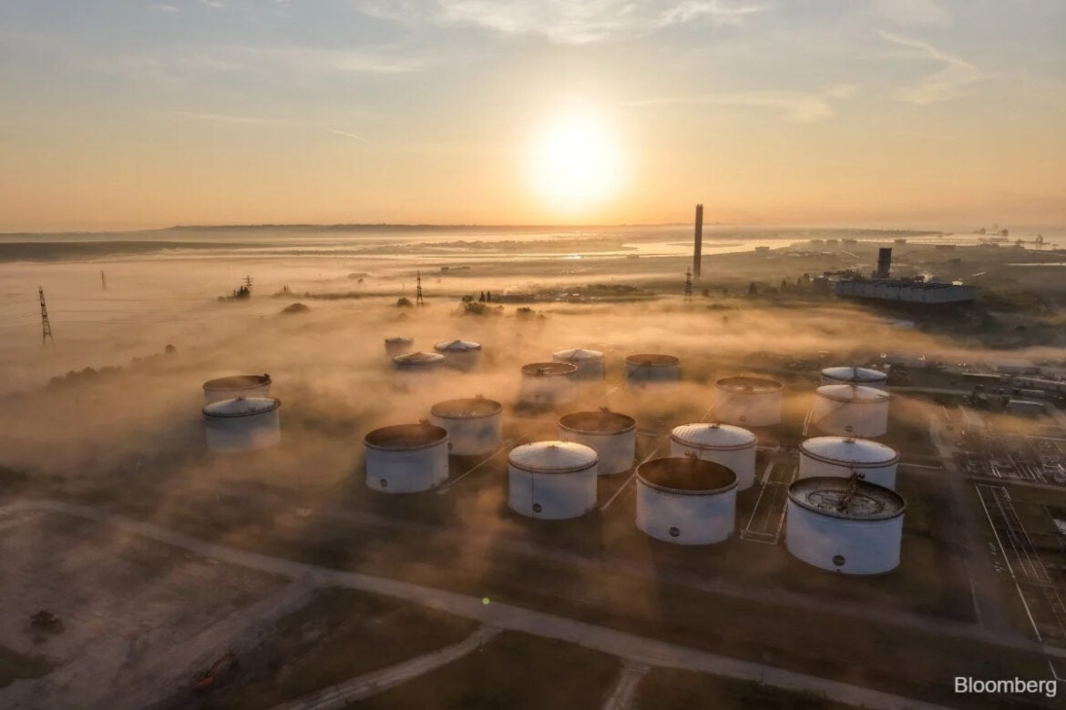 Oil Heads for Biggest Weekly Gain Since July on Iran War Risks