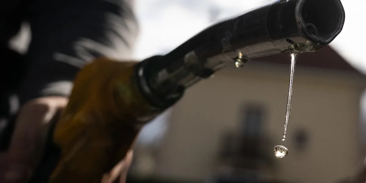 Oil Prices Fall to Two-Week Lows Amid Iran-Oman Shipping Talks