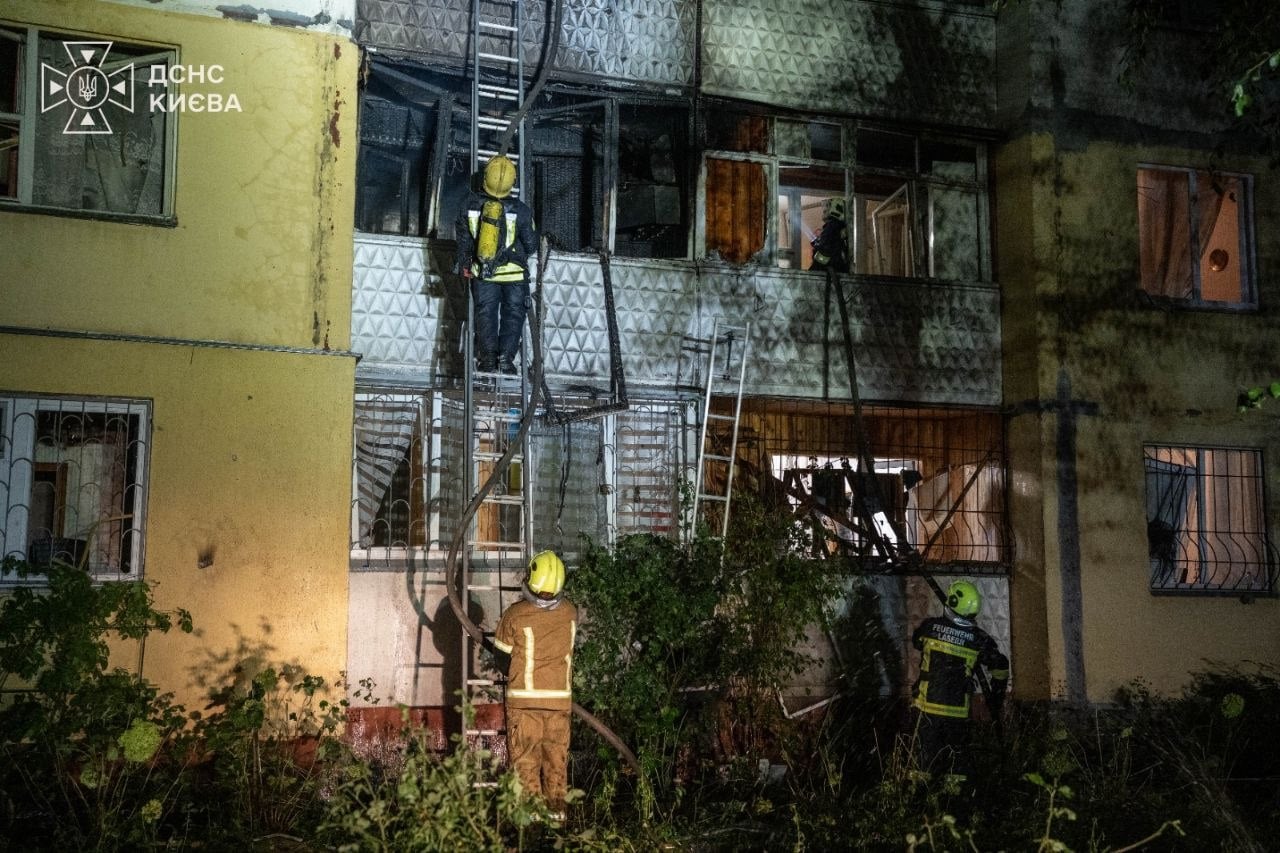 Rescue workers respond to the site of a Russian strike on an apartment building in Kyiv, 30 August 2026. Photo: Ukraine's