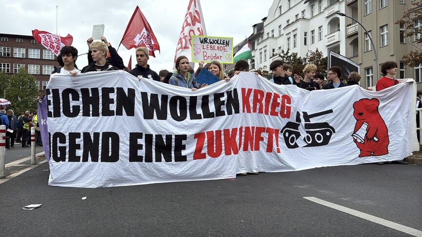 German students take to the streets against compulsory military service plans