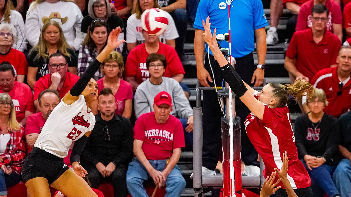 Nebraska Volleyball Sweeps Wisconsin Behind Harper Murray Kills