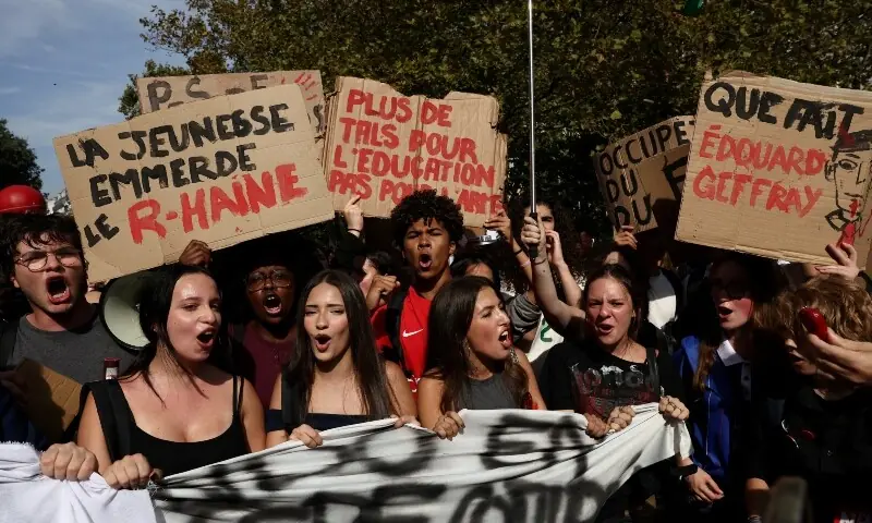 Paris suburb students spark national protest movement