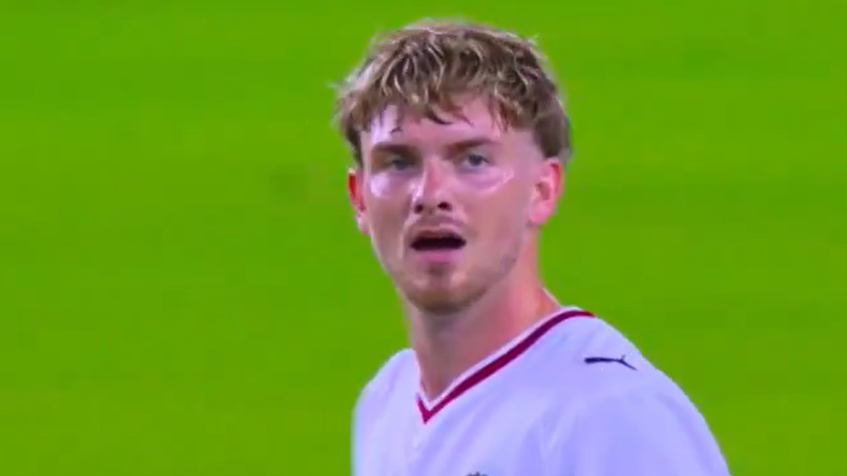 Liverpool loanee Harvey Elliott sent off after receiving two yellow cards in 20 seconds for Valencia