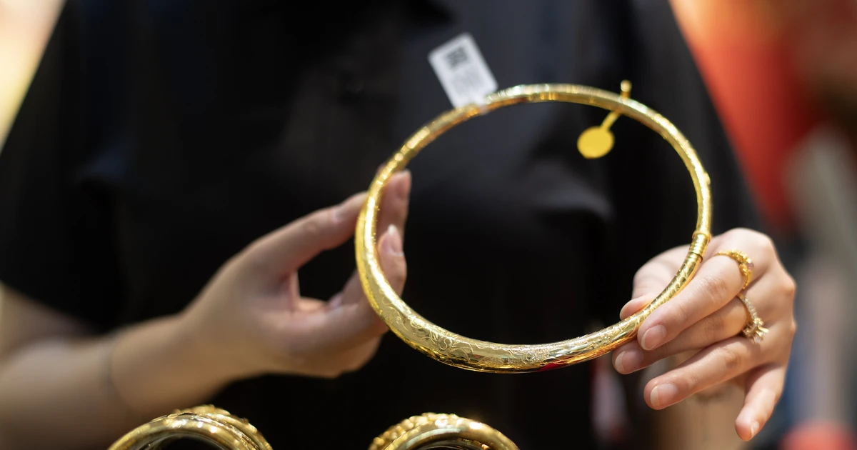 Gold Drops 1.7% to ,086 Following Hotter US Inflation Data