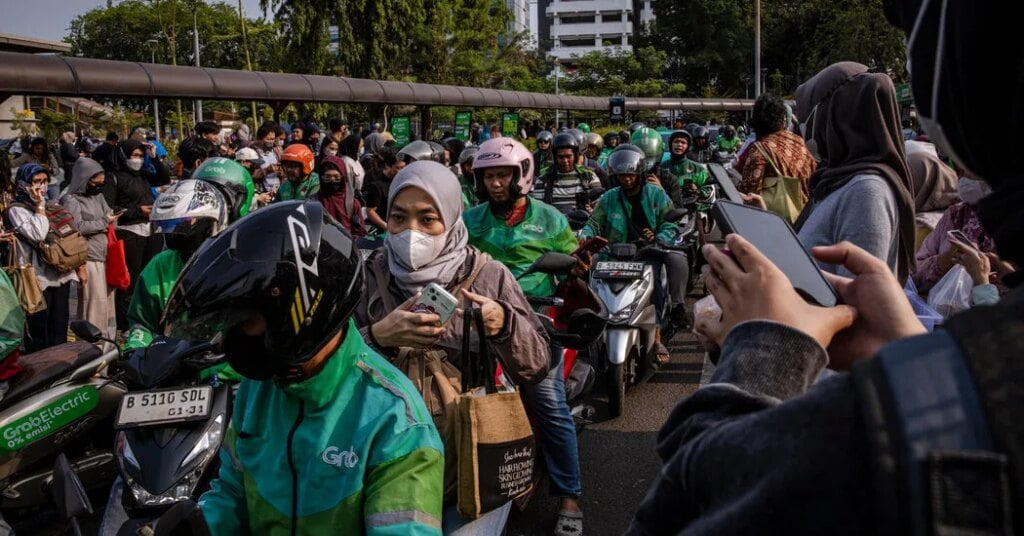 Indonesia Faces Economic Crisis After Stock Market Plunge
