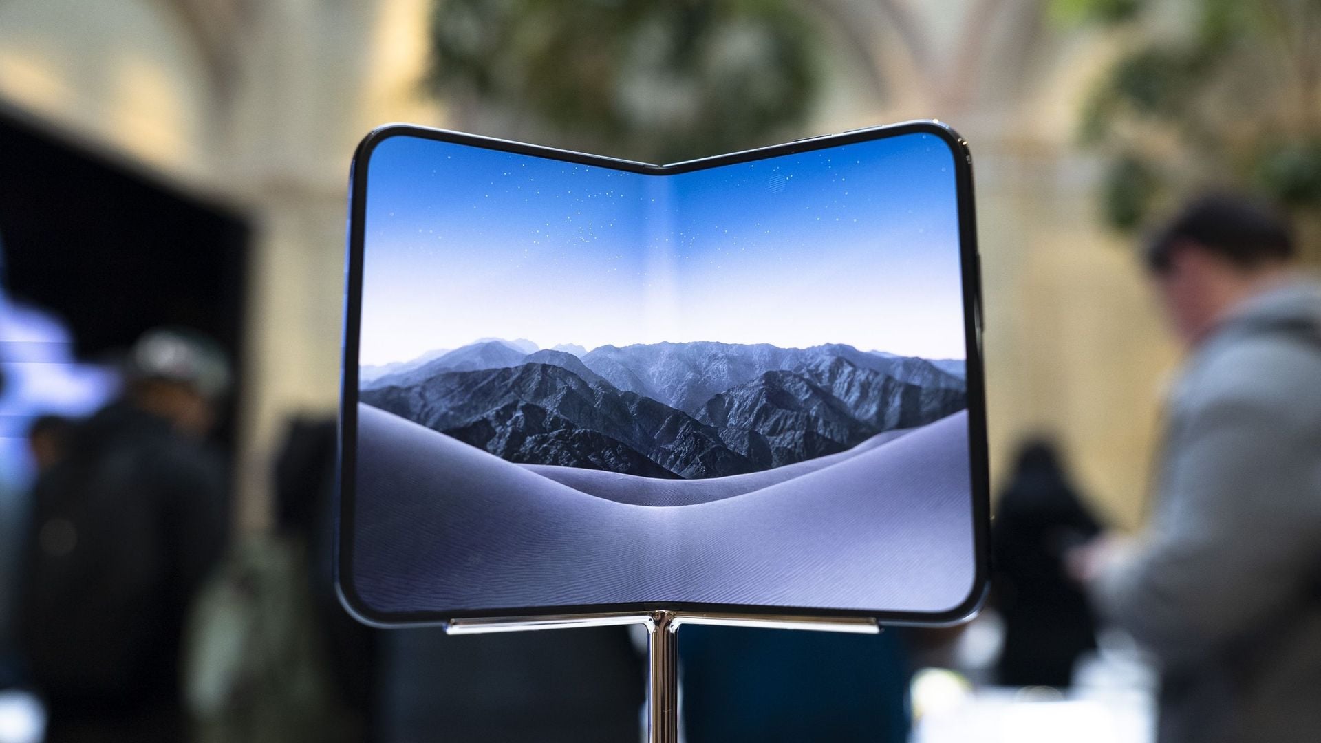 iPhone Duo Early Buyers Report Internal Display Screen Cracks
