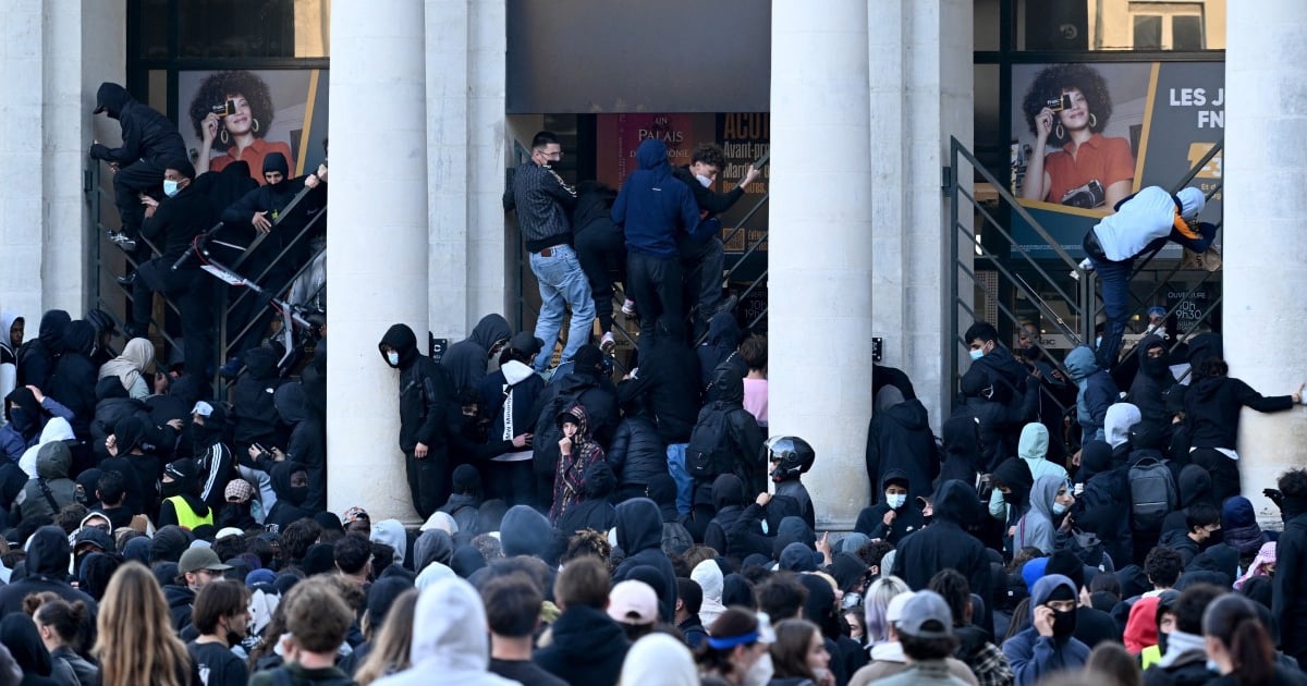 France Protests Erupt as Thousands Clash Over Spending Cuts