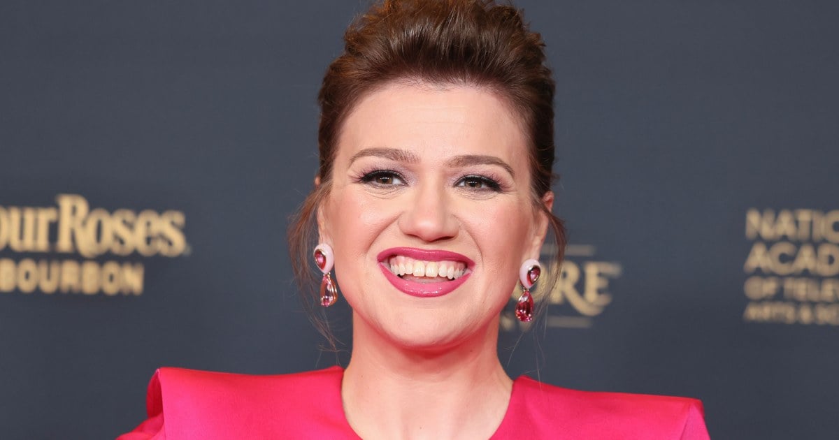 Kelly Clarkson Accuses Art of Play Store of Judging Her Appearance