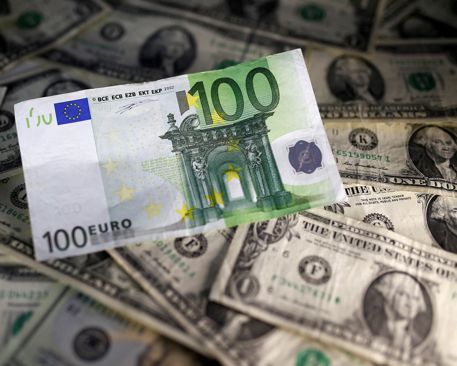 Euro Slumps to 17-Month Low Against Dollar on French Debt Strains