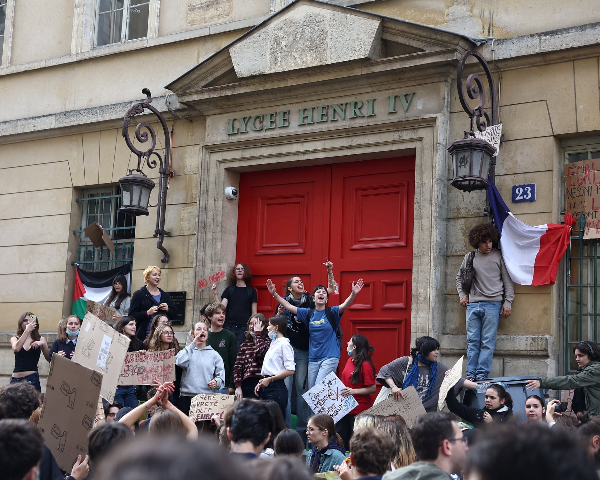 French Police Fire Tear Gas on Protesters Blockading Schools