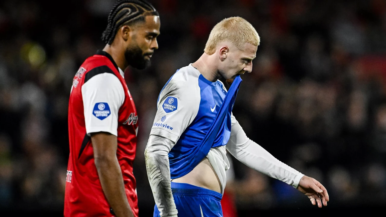 AZ Striker Mexx Meerdink Slams Wrong VAR Footage After Feyenoord Defeat