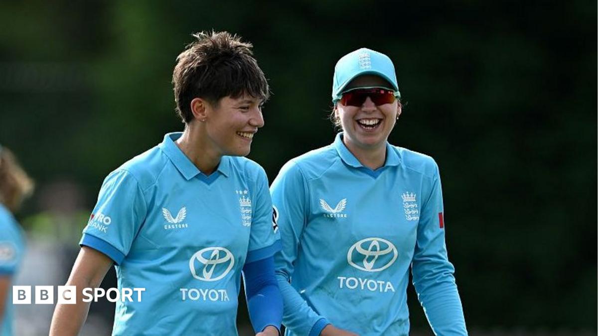 Issy Wong (left) and Jodi Grewcock for England