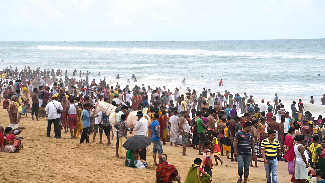 Travelers Flood Cox's Bazar and Regional Hubs for Five-Day Holiday