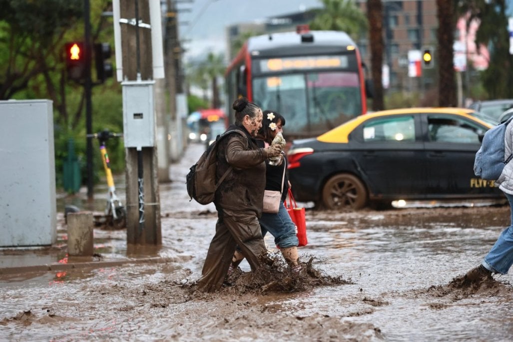 Mudslide Sweeps Away Vehicles in Las Condes Following Heavy Rains