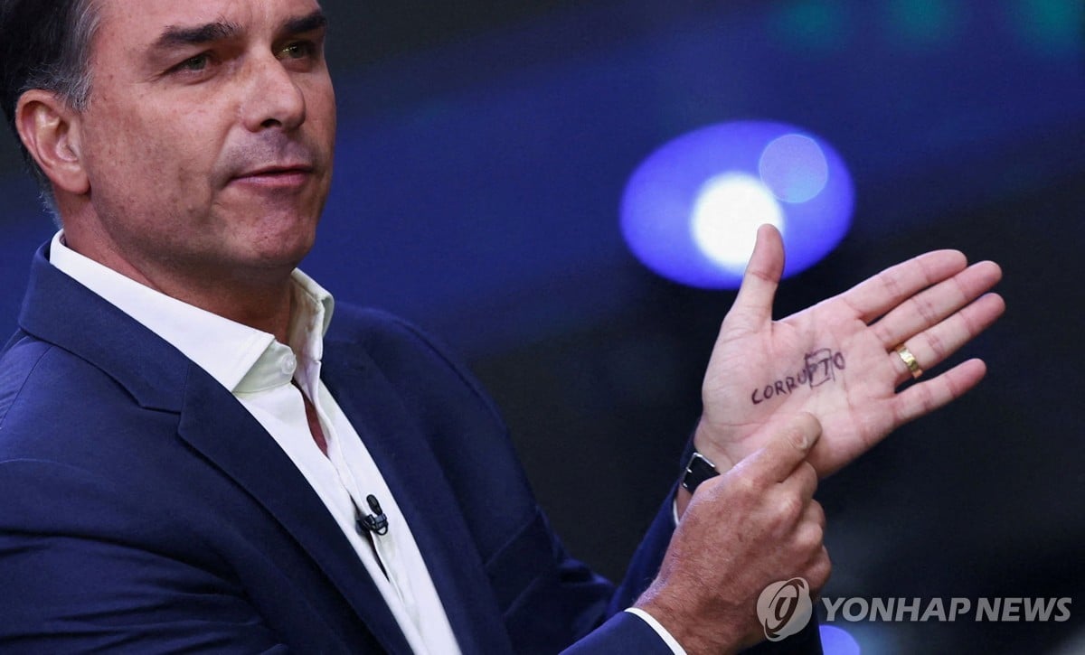 Flavio Bolsonaro Faces Ridicule After Corrupt Palm Stunt Backfires